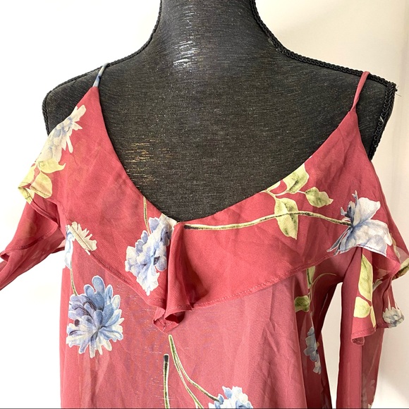 Soprano Nordstrom Rack NWT Cold Shoulder Floral Top - Picture 3 of 12